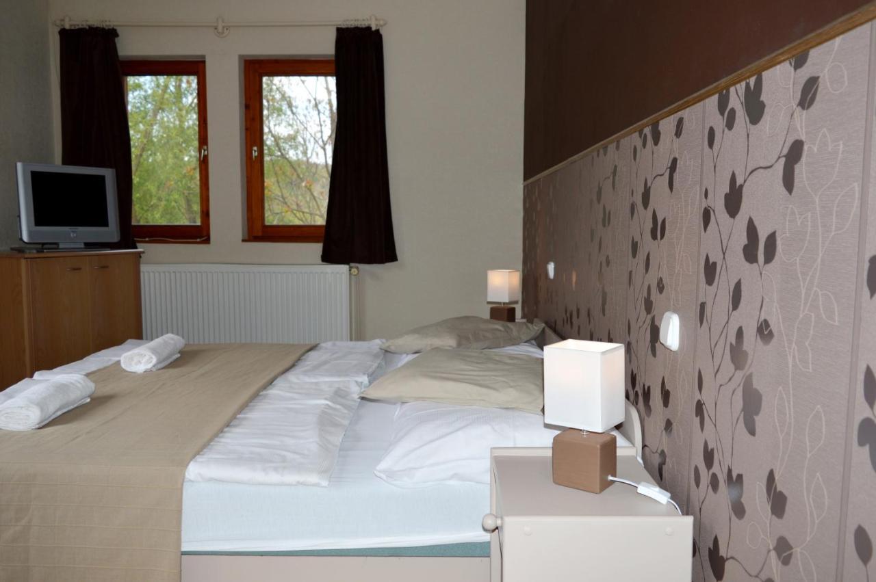 Bed and Breakfast Pollushof Panzió és Étterem Csolnok Exterior foto