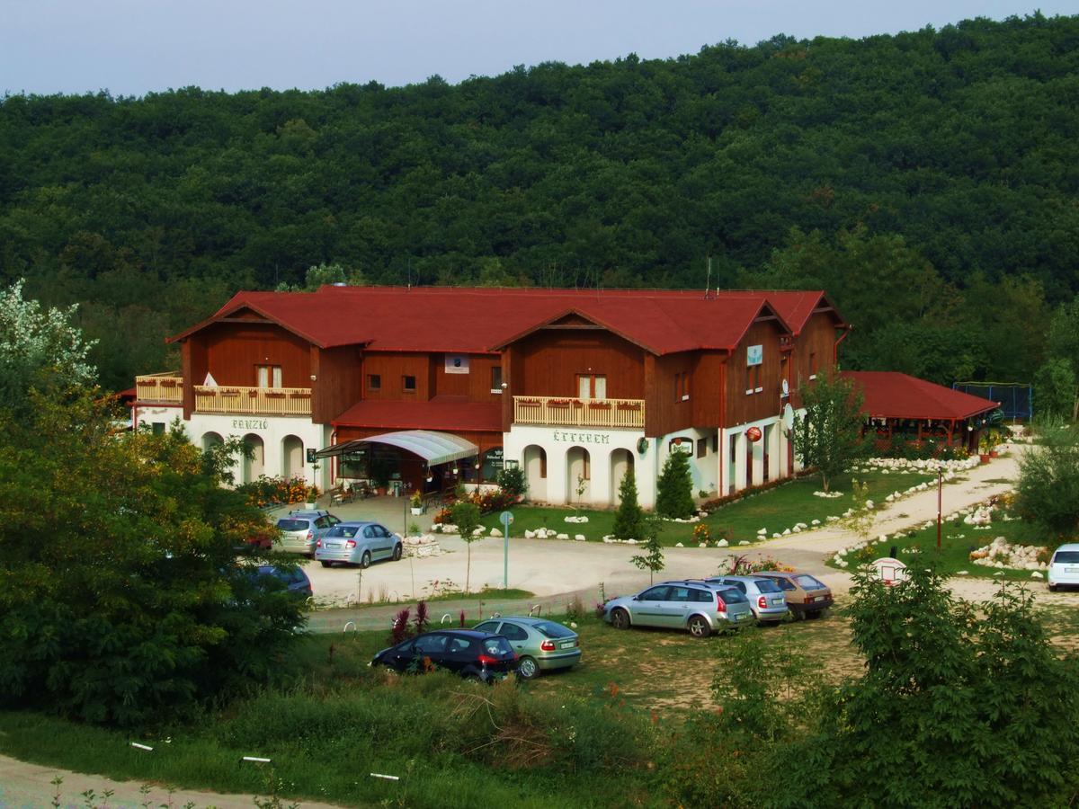 Bed and Breakfast Pollushof Panzió és Étterem Csolnok Exterior foto